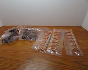 T 409 HO Bachmann (24) Telephone Poles (36) Figures Brand New Old Stock