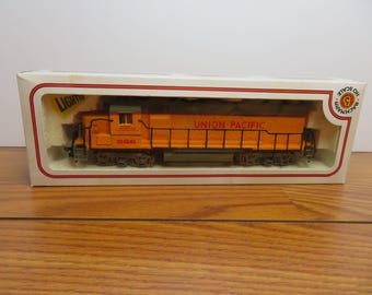 F 142 HO Bachmann 1980's Union Pacific #866 Lighted Engine Brand New Old Stock