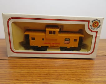 F 100 HO Bachmann Vintage 1977 Union Pacific 207 Caboose With Wide View Cab - Well Weighted Brand New Old Stock