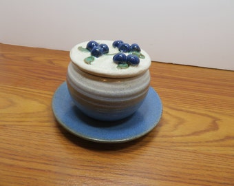 T 83 Rowntree's Art Pottery 3.5" Blueberry Jam Jar Sugar Bowl & Lid With Saucer 1989 Vintage