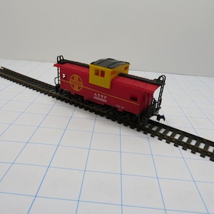 H 187  Ho Bachmann Santa Fe Caboose With Wide Vision 99628