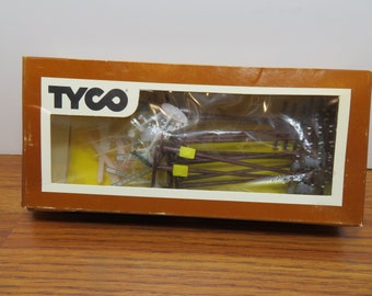 T 69 HO Tyco Dozens Of Telephone Pole & Signs Vintage New Old Stock 1980