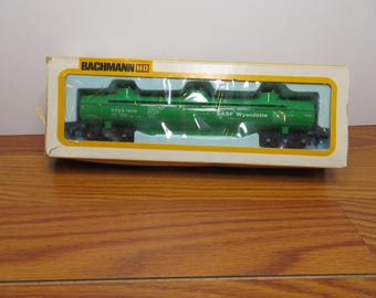 T 976 HO Bachmann Vintage 1979 UTLX 791793 (3) Dome Tanker With (12) Wheels Well Weighted - Brand new Old Stock