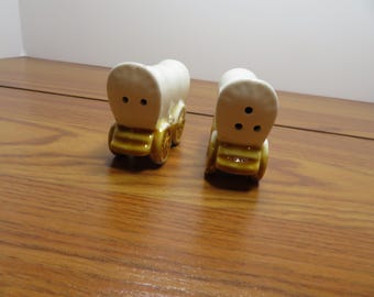 T 830 Vintage 1960 Ceramic Covered Wagons Salt/Pepper Shakers - Brand New Old Stock