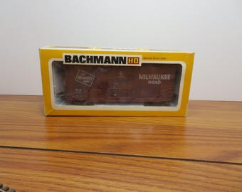 T 978 HO Bachmann Vintage 1979 Milwaukee Road #4622 Cube Box Car Well Weighted - Brand New Old Stock