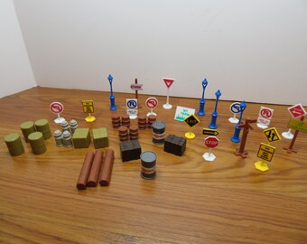 MH 945 HO (39) Piece Signs, Lamp Pole, Barrels, Logs, Crates, Brand New Old Stock