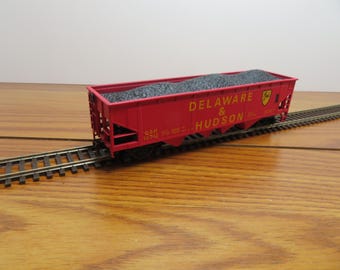 T 973 HO Bachmann 1996 Delaware & Hudson #12312 Hopper (4) Bay With Load Well Weighted - Needs (1) Coupler - Brand New Old Stock