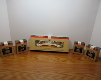 MH 822 Keepsake Train Trestle Display Stand With (4) Train Car Ornaments 1991 New Old Stock