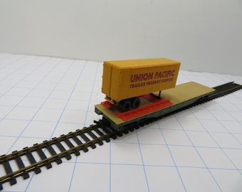 MH 642 HO Tyco Great Norther Flat Car 47953 With Trailer Like New