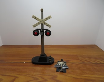 T 1003 O Gauge Lionel #154 Crossing Light With #154-C Track Clip 1950-1960 - Excellent Working Order - Great Condition