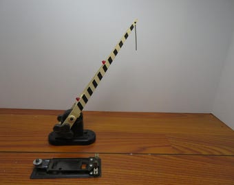 T 796 O Gauge Lionel 1950's #252 Crossing Gate Complete With #145-C Track Clip And Original Box - Clean & Works Great