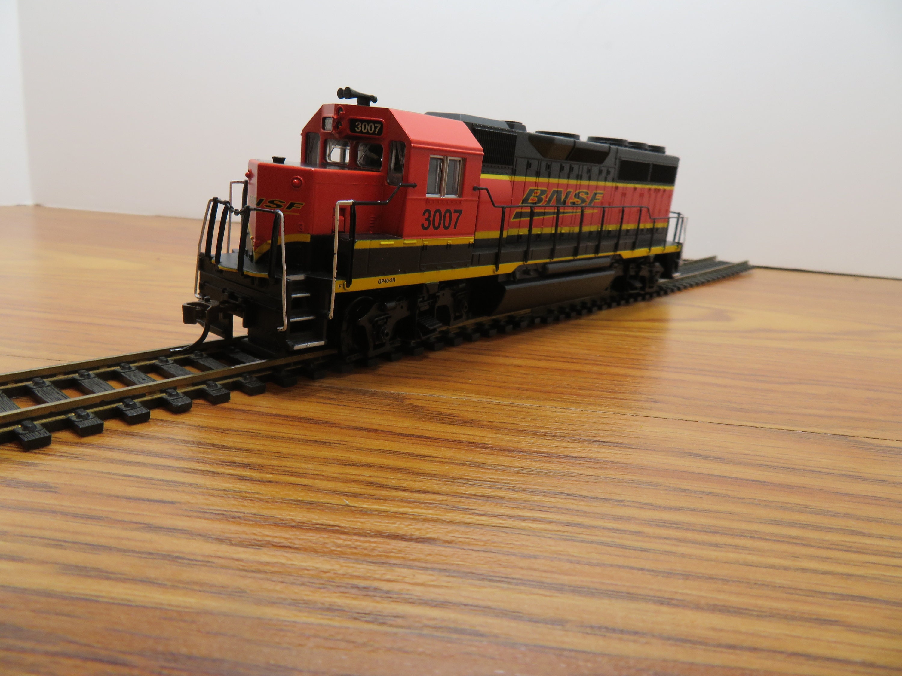 T 264 HO Bachmann EMD Diesel Gp40 BNSF 3007 With Headlight All