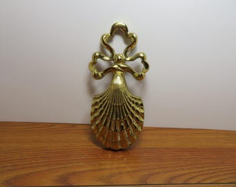 T 693 Vintage 1980 Brass Bow & Seashell Wall Hanging - Mint