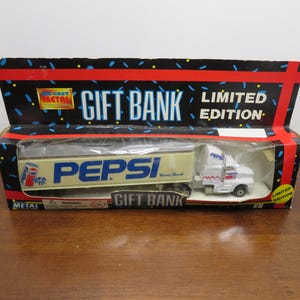 T 743 Vintage 1995 Pepsi Die Cast Semi Hauler Limited Edition Coin Bank New In Box Old Stock