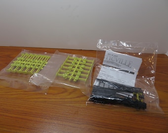T 408 HO Bachmann #45134 Signal Bridge (48) Street Signs & Railroad Signs Brand New Old Stock