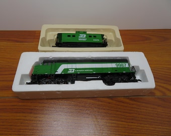 T 996 HO 1985 Life-Like Burlington Northern #9987 & Caboose #41576 - Brand New Old Stock