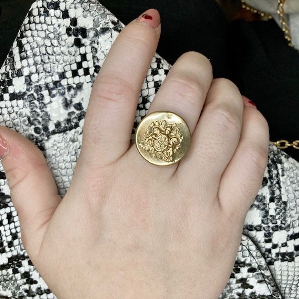 Vintage Antique Gold Aristocratic Button Ring