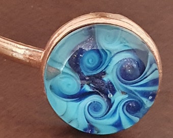 Grand bracelet fait main en verre nostalgique avec un motif marbré. Il peut être ajusté en fonction de votre poignet. Fascinant