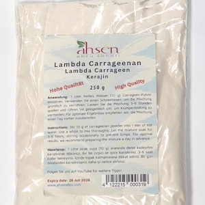 Peut inclure: Un sachet refermable blanc de poudre de carraghénane lambda, un épaississant naturel, avec une étiquette qui indique "ahsen ebru sanati" et "Hohe Qualität" en allemand. L'étiquette comprend également le texte "Lambda Carrageenan" et "Lambda Carrageen Kerajin" en anglais. Le sachet contient 250 grammes de poudre et a une date de péremption du 26 juillet 2026.