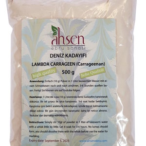 Puede incluir: Una bolsa blanca de 500 gramos de polvo de carragenina lambda de alta calidad, también conocido como musgo irlandés, para usar en la elaboración de postres y otros productos alimenticios. La bolsa tiene una etiqueta con el nombre de la marca "ahsen ebru sanatı" e instrucciones de uso en inglés y alemán.