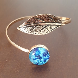 Grand bracelet fait main en verre nostalgique avec un motif marbré. Il peut être ajusté en fonction de votre poignet. Fascinant image 2