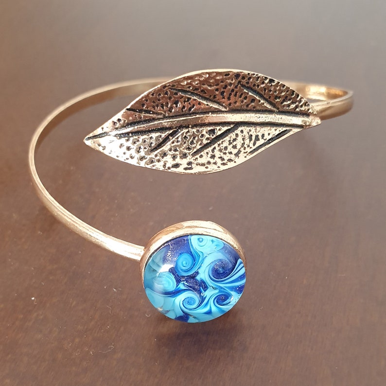 Grand bracelet fait main en verre nostalgique avec un motif marbré. Il peut être ajusté en fonction de votre poignet. Fascinant image 2