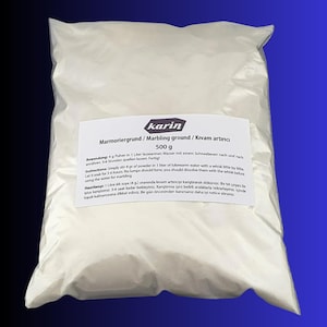 Puede incluir: Una bolsa blanca de polvo para marmoleado, etiquetada "karin Marmoriergrund/Marbling ground/Kıvam artırıca 500 g". La bolsa está sobre un fondo azul. La etiqueta incluye instrucciones de uso en alemán e inglés.