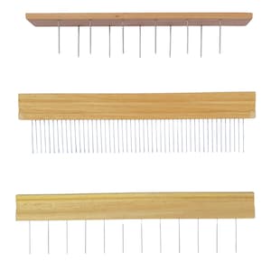 Puede incluir: Tres herramientas de tejido de madera con clavijas metálicas. La herramienta superior tiene 12 clavijas, la herramienta del medio tiene muchas clavijas y la herramienta inferior tiene 12 clavijas. Las herramientas son de madera clara y están dispuestas verticalmente.
