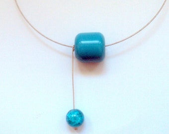 Collier ras du cou sur torque en métal argenté perle de verre bleue et  grosse perle synthétique collier fait mains cadeau fêtes des mères.