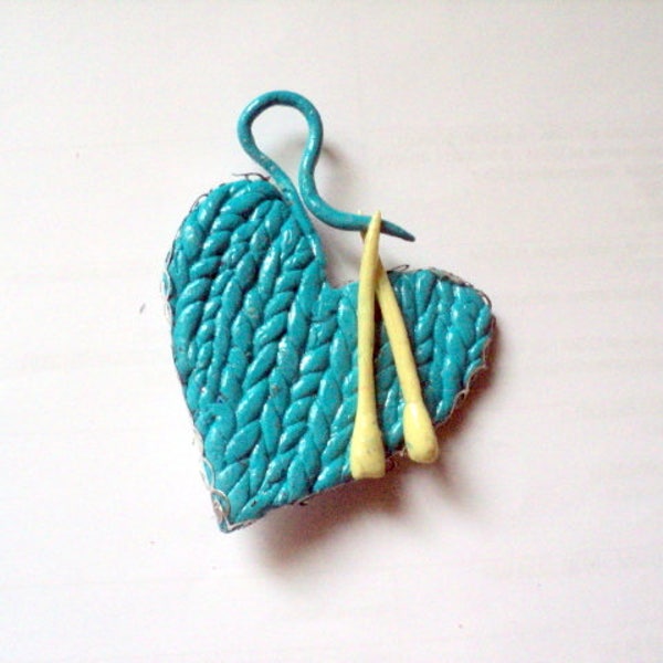 Broches-"Un amour de tricot"-bijou en pâte fimo-broche en pâte fimo-broche coeur-coeur bleu-bijou fait main-épingle-cadeau pour femme