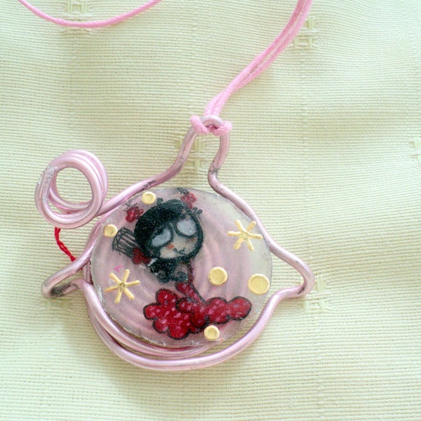 Pendentif enfant en plastique dingue et spirale en fil aluminium rose, dessin aux pastels,cordon en fil de coton rose.