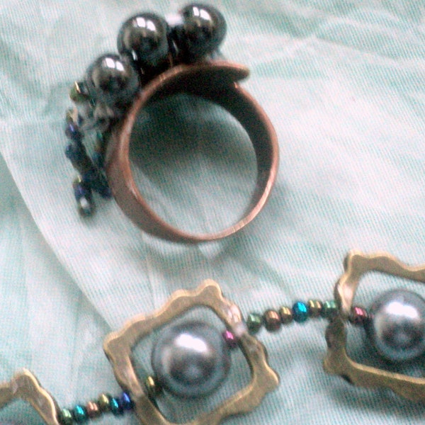 Parure "petit corset"-bague et bracelet-bague en perles naturelles grises-rocaille irisée-bracelet intercalaire en bronze- parure faite-main