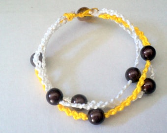 Bracelet en fils de nylon Shamballa blancs et jaunes et perles magiques marron.Bracelet fait-mains pour femmes, hommes ou adolescents.