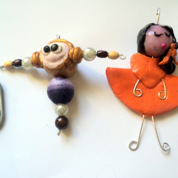 Pendentifs enfant en pâte fimo, poupée russe en pâte fimo bleue et petite fille en pâte fimo orange, pendentifs faits-mains.