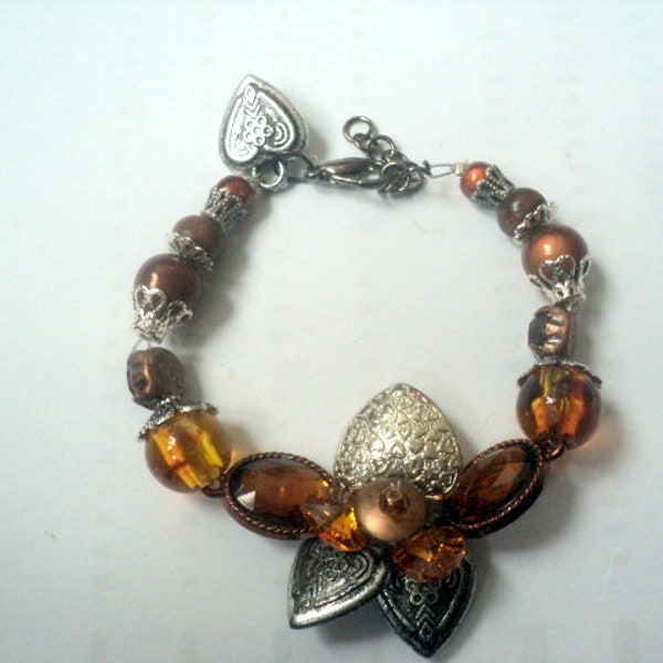 Bracelet-bracelet en perles-perles ambre-perles naturelles marron-coeurs et estampes en métal-bracelet femme-bracelet fait-mains