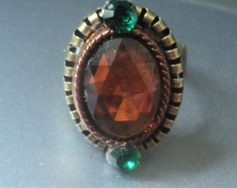 Bague en bronze cabochon ovale ambre, deux strass verts, bague faite mains réglable, bijou fantaisie femme