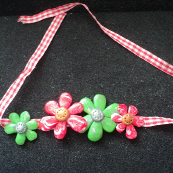 Collier enfant en fleurs en pâte fimo rouges et vertes, ruban à carreaux rouges et blancs collier fait main