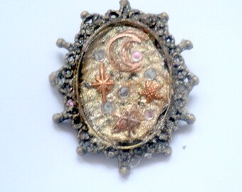 Broche épingle-broche en bronze-broche ovale-mini charms dorés-strass roses-broche faite-mains-broche femme