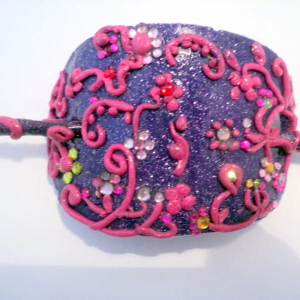 Barrette à cheveux en pâte fimo rose et violette motif fleur, strass multicolores  barrette femme faite-mains