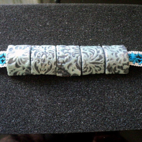 Bracelet en perles rectangulaires en pâte fimo verte et bleue et ruban bleu et blanc en tissu ajouré,bracelet pour femme fait-mains