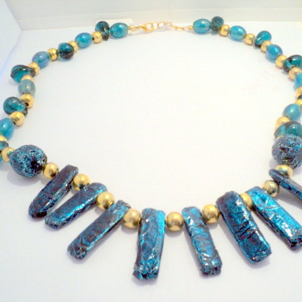 Colliers de perles de verre, des perles en métal doré et des perles en pâte fimo vert émeraude-collier femme original collier fait-mains