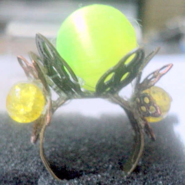 Bague en bronze perles en fil de soie vert fluo et perles en verre jaune craquelé,  anneau ajustable bague femmes faite-mains