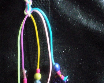 Bijou de sac, fils en plastique de couleur multicolores, perles, divers pendants, fermoir en métal, bijou de sac fait mains
