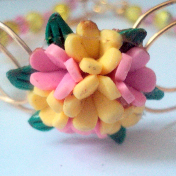 Bracelet en perles rose et jaunes en verre, bouquet de fleurs en pâte fimo, anneaux en métal doré bracelet fait-mains