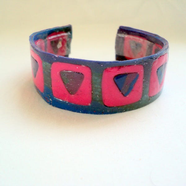 Bracelet jonc enfant en pâte fimo  sur support en plastique carré rose et triangle en inclusion mauve bracelet fait-mains.