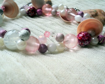 Bracelets élastique en perles de verre blanc moucheté de noir,coquillages,breloques en nacre et perle en métal, bracelet femmes