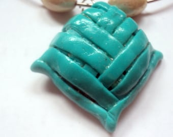Collier avec pendentif en pâte fimo, deux perles de culture de couleur ivoire, torque en métal argenté, collier fait-mains