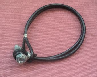 Bracelet homme, lien en cuir noir, pas de vis et boulon en métal argenté, bracelet fait-mains, cadeau fête des pères