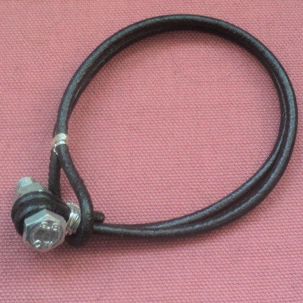 Bracelet homme, lien en cuir noir, pas de vis et boulon en métal argenté, bracelet fait-mains, cadeau fête des pères