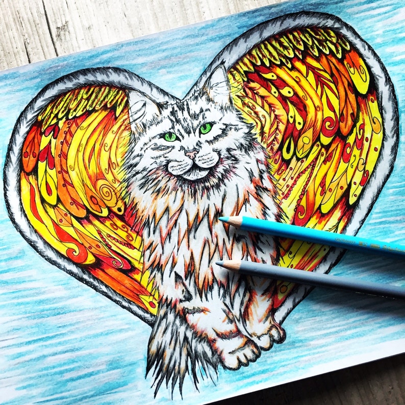 K&ouml;nnte beinhalten: Eine wei&szlig;e Katze mit einem schwarzen und orangefarbenen herzf&ouml;rmigen Design dahinter. Das Herzdesign besteht aus komplizierten Mustern und Wirbeln. Die Katze schaut direkt auf den Betrachter.